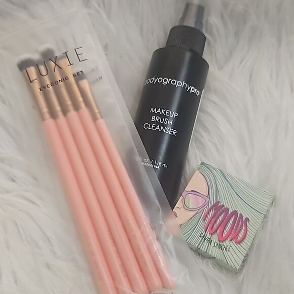 Luxie 5 piece eyeconic brush set with brush cleaner and moods pigment - Picture 1 of 11